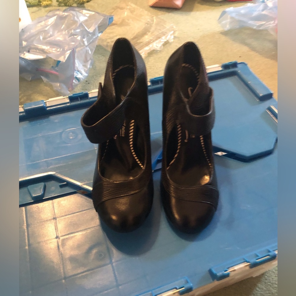 Black pumps